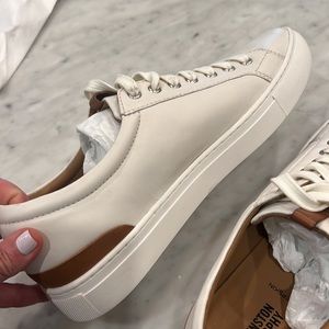 Johnston and Murphy Mens 9.5 white sheepskin leather sneakers